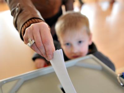 Eine junge Mutter wirft in Eisleben ihren Stimmzettel in die Wahlurne. Mehr als zwei Millionen Wahlberechtigte sind aufgerufen, einen neuen Landtag zu wählen. Landtagswahlen Sachsen-Anhalt