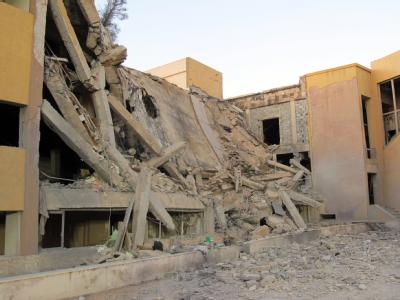 Ein durch einen Raketenangriff der alliierten Streitkräfte zerstörtes Gebäude in Tripolis. Weitere Luftangriffe auf Libyen