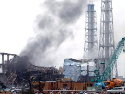 Am defekten AKW in Fukushima steigen Rauch und Dampf auf. Atomkraftwerk Fukushima