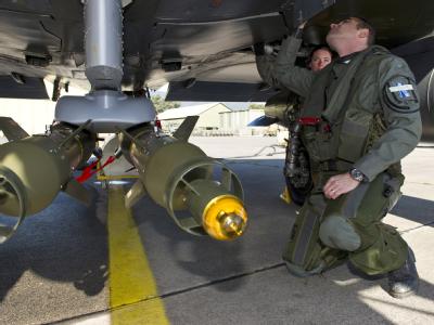 Ein französischer Pilot inspiziert einen Mirage 2000 Kampfjet auf einem französischen Luftwaffenstützpunkt in Solenzara. Französischer Mirage 2000 Kampfjet