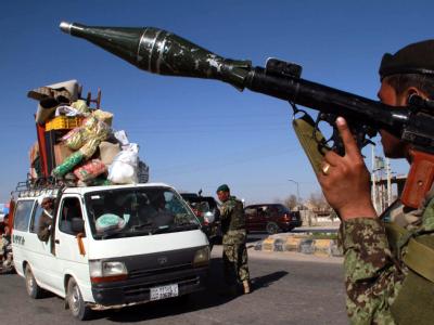 Afghanische Soldaten kontrollieren ein Fahrzeug in Herat. Afghanen übernehmen in sieben Regionen das Kommando