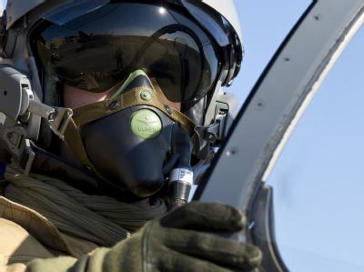 Ein Pilot in einem Mirage 2000 Kampfjet vor dem Einsatz in Libyen auf einem französischen Luftwaffenstützpunkt in Solenzara. Französischer Mirage 2000 Kampfjet