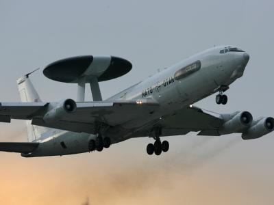 Ein Awacs-Aufklärungsflugzeug der NATO beim Start im NATO-Fliegerhorst in Geilenkirchen. (Archivfoto) Awacs-Maschine
