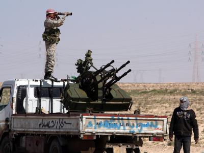 Ein Aufständischer steht mit einem Fernrohr auf einer Flak. Die Allianz will die Streitkräfte von Machthaber Gaddafi jetzt außerhalb der Städte angreifen. Aufständische nahe Adschdabija