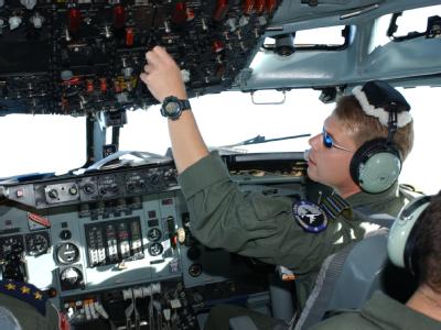 Piloten im Cockpit eines Awacs-Aufklärungsflugzeugs (Archiv). Awacs-Aufklärungsflugzeug