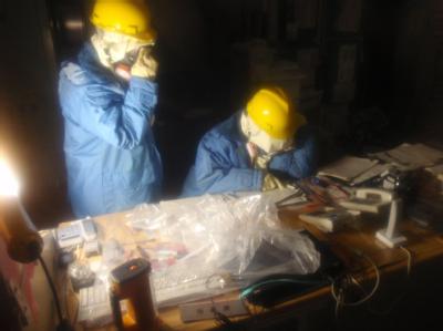 Die radioaktive Verseuchung der Umwelt in Japan steigt. Nach wie vor ist die Lage im AKW Fukushima nicht unter Kontrolle. Arbeiter im AKW Fukushima