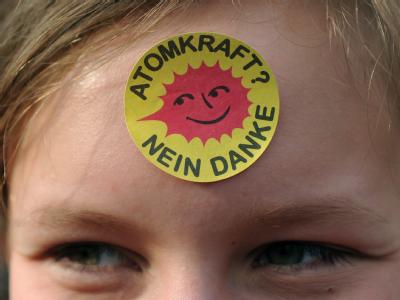 Unter dem Motto lautet: «Fukushima mahnt: Alle AKWs abschalten» wollen Tausende auf die Barrikaden gehen. Anti-Atomkraft Aufkleber