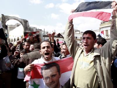 Die Opposition in Syrien lässt nicht locker. Die Sicherheitskräfte schossen wieder mitten in die Demonstranten. Hier eine Pro-Regierungsdemonstration in Damaskus am Freitag. Demonstration in Syrien