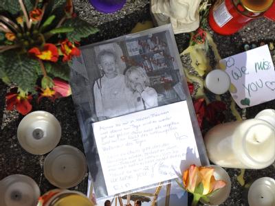 Blumen und Kerzen sowie ein Foto erinnern vor dem Haus in Krailling bei München an die ermordeten Mädchen. Erinnerung