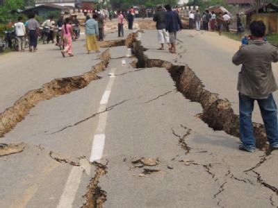 Das Epizentrum des Bebens der Stärke 6,8 lag etwa 50 Kilometer nördlich von dem Ort Tachilei im Grenzgebiet zu Thailand. Foto: epa, Worls Vision Myanmar Tiefe Risse