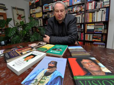 Der Verleger Michael Farin mit Büchern von Muammar al Gaddafi, die in seinem Verlag erscheinen. Deutscher Gaddafi-Verleger Farin