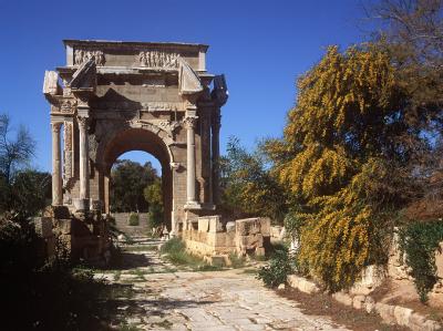Die Ruinenstätte Leptis Magna mit dem römischen Ehrenbogen des Septimius Severus. Leptis Magna