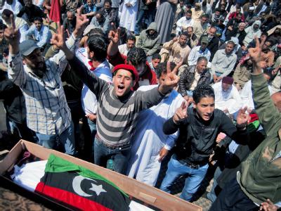 Libysche Regimegegner haben sich zum Freitagsgebet in Bengasi versammelt. Regimegegner in Bengasi