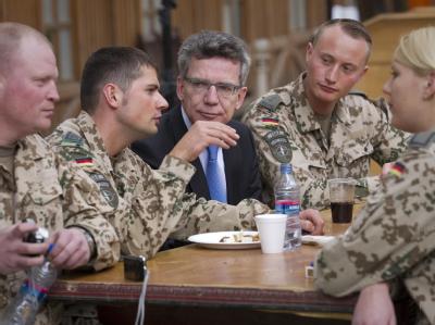 Bundesverteidigungsminister Thomas de Maiziere (CDU) spricht in Kabul in Afghanistan mit Soldaten der Bundeswehr im Hauptquartier der Internationalen Schutztruppe für Afghanistan (ISAF). Verteidigungsminister de Maiziere besucht Afghanistan