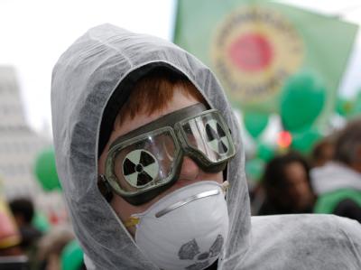Ein Atomkraftgegner bei der Demonstration in Berlin. Berlin