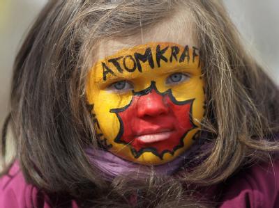 Eine junge Atomkraftgegnerin demonstriert in Hamburg für die sofortige Abschaltung der Atomkraftwerke. Demo-Nachwuchs