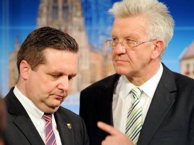Winfried Kretschmann (r) von Bündnis 90/Die Grünen könnte Amtsinhaber Stefan Mappus (CDU) als baden-württembergischer Ministerpräsident beerben. Mappus und Kretschmann