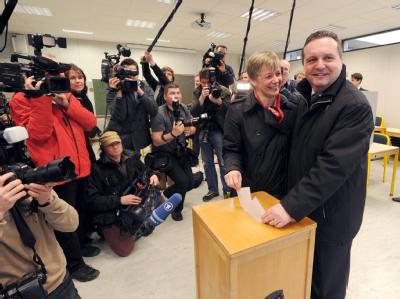 Der baden-württembergische Ministerpräsident Stefan Mappus (CDU) gibt mit seiner Frau Susanne Verweyen-Mappus im Reuchlin-Gymnasium in Pforzheim seine Stimme ab. Landtagswahl Baden-Württemberg