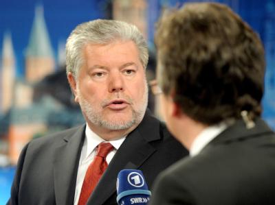 Der Mainzer Regierungschef Kurt Beck (SPD) beantwortet Fragen nach den ersten Hochrechnungen. Kurt Beck