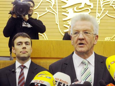 Winfried Kretschmann (r), Spitzenkandidat der Grünen, und Nils Schmid, Spitzenkandidat der SPD. Schmid und Kretschmann