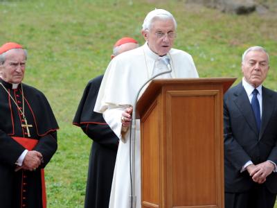 Schwerer Gang für Papst Benedikt XVI.: Er besuchte die «Ardeatinischen Höhlen» in Rom. Im März 1944 erschoss die SS hier mehr als 300 Menschen. Papst Benedict XVI.