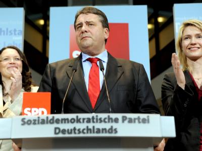 SPD-Generalsekretärin Andrea Nahles (von links), SPD-Chef Sigmar Gabriel und die stellvertretende SPD-Vorsitzende Manuela Schwesig im Berliner Willy-Brandt-Haus SPD- Reaktionen in Berlin