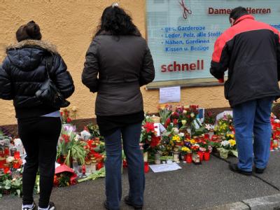 Blumen und Kerzen sind vor dem Haus in Krailling bei München zu sehen, in dem zwei tote Mädchen gefunden wurden. Die beiden Geschwister sind grausam ermordet worden. Polizei sucht unter Hochdruck nach Mädchenmörder
