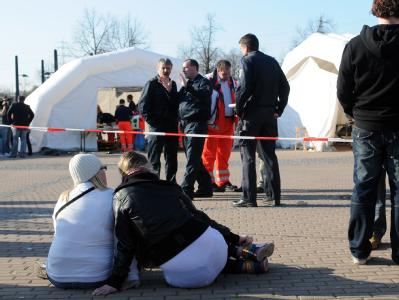 Jugendliche sitzen vor Sanitätszelten in Oberhausen. Bei einer Autogrammstunde der DSDS-Kandidaten war der Andrang so groß, dass Panik ausbrach. Panik bei DSDS-Autogrammstunde