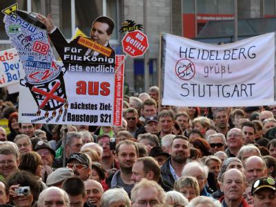 Demonstration für den Erhalt des Stuttgarter Kopfbahnhofs und gegen den geplanten Bau des Tiefbahnhofs S21. Montagsdemonstration in Stuttgart