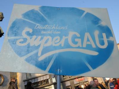 Atomkraftgegner halten mit Transparenten und Plakaten eine Mahnwache auf dem Marktplatz von Halle (Saale) ab. (Archivbild) Mahnwache gegen Atomkraft
