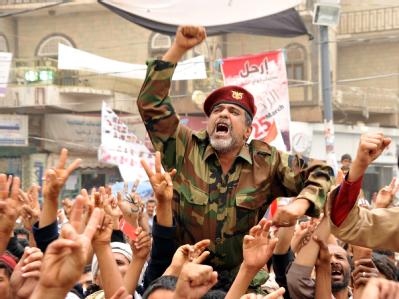 Ein Soldat hat sich der Anti-Regierungsdemonstration in Sanaa angeschlossen. Anti-Regierungsdemonstration