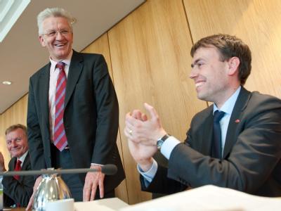 Der künftige Ministerpräsident von Baden-Württemberg Winfried Kretschmann (l, Grüne) bei einer SPD-Fraktionssitzung. Rechts ist SPD-Landeschef Nils Schmid zu sehen. Kretschmann besucht SPD-Fraktion