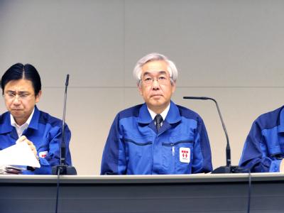 Der Vizepräsident der Tokyo Electric Power Co (TEPCO) bei einer Pressekonferenz in Tokio. TEPCO-Pressekonferenz