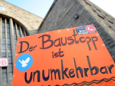 Ob und wann die Bauarbeiten am Bahnhof in Stuttgart wieder aufgenommen werden, ist offen. Plakat vor Stuttgarter Bahnhof