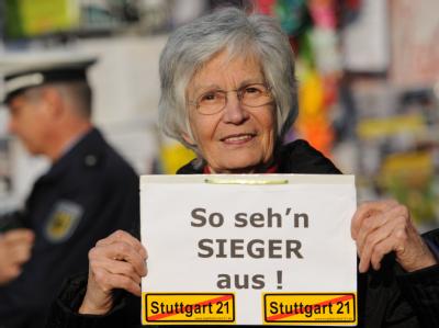 Zwei Tage nach dem Wahlerfolg von Grün-Rot in Baden-Württemberg hat die Bahn einen Baustopp für das umstrittene Milliardenprojekt Stuttgart 21 verhängt. Demo gegen Stuttgart 21