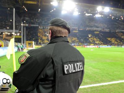 Drei Sprengsätze hat das BKA nahe des Dortmunder Fußballstadions gefunden. Hinweise auf einen islamistischen Hintergrund sehen die Behörden nicht. (Archivbild) Polizei im Westfalenstadion