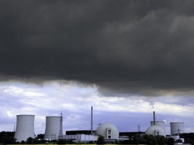 Das Atomkraftwerk (AKW) Biblis A in Hessen unter dunklen Wolken. (Archivibild) AKW Biblis A