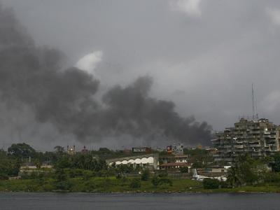 Über Abidjan steigt Rauch auf. Ouattaras Truppen haben fast das ganze Land bis auf wenige Hochburgen Gbagbos eingenommen. Ouattaras Truppen attackieren Präsidentenpalast
