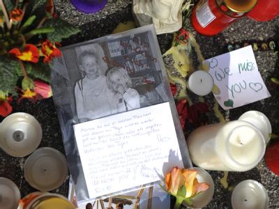Blumen und Kerzen sowie ein Foto vor dem Haus in Krailling in dem zwei Geschwister grausam ermordet wurden. Doppelmord in Karilling