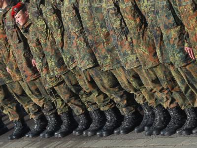 Die Wehrpflicht bleibt im Grundgesetz verankert und kann bei Bedarf vom Bundestag wieder eingeführt werden. Bundeswehrsoldaten