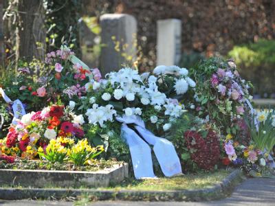 Die Grabstätten der beiden ermordeten Geschwister Chiara (8) und Sharon (11) aus Krailling auf dem Friedhof in Gräfelfing. Grabstätte
