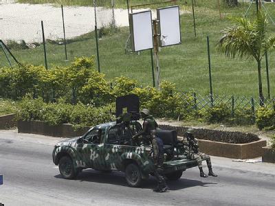 Anhänger des abgewählten Präsidenten Gbagbo halten noch Stellungen in Abidjan. Machtkampf in Elfenbeinküste