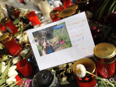 Abschiedsgruß vor dem Haus in Krailling bei München. Trauer um getötete Geschwister
