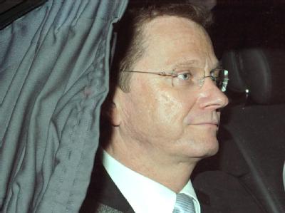 Guido Westerwelle verlässt in einem Auto die FDP-Parteizentrale in Berlin. Westerwelle
