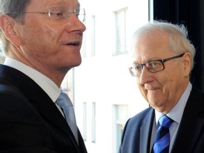 Guido Westerwelle (l.) geht als FDP-Chef, bleibt aber Außenminister. Sein Parteifreund Rainer Brüderle behält den Posten als Wirtschaftsminister. Brüderle und Westerwelle