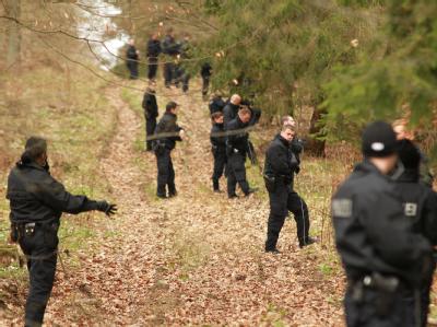 Die Polizei hat zwei Leichen in einem Waldstück gefunden. Mit großer Wahrscheinlichkeit handelt es sich um ein seit Tagen vermisstes Ehepaar. Polizei