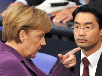 Bundeskanzlerin Angela Merkel (CDU) und ihr Gesundheitsminister Philipp Rösler, der sich um den Posten als FDP-Chef bewerben will. (Archivbild) Merkel und Rösler im Bundestag