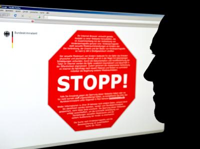 Website des Bundeskriminalamtes mit einem Stoppschild für eine Seite mit kinderpornografischen Inhalten. Koalitionsspitzen kippen Internetsperren