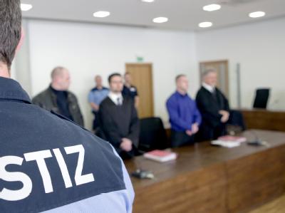 Die beiden wegen Mordes angeklagten Männer (2. v. r. und l.) vor der 1. Strafkammer im Landgericht Potsdam neben ihren Anwälten (Archivbild) Doppelmord: Angeklagte schweigen im Prozess