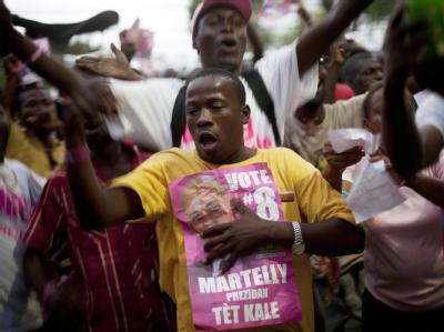 Anhänger des haitianischen Präsidentschaftskandidaten Michel Martelly feiern den Wahlsieg des populären Musikers. Martelly-Fans